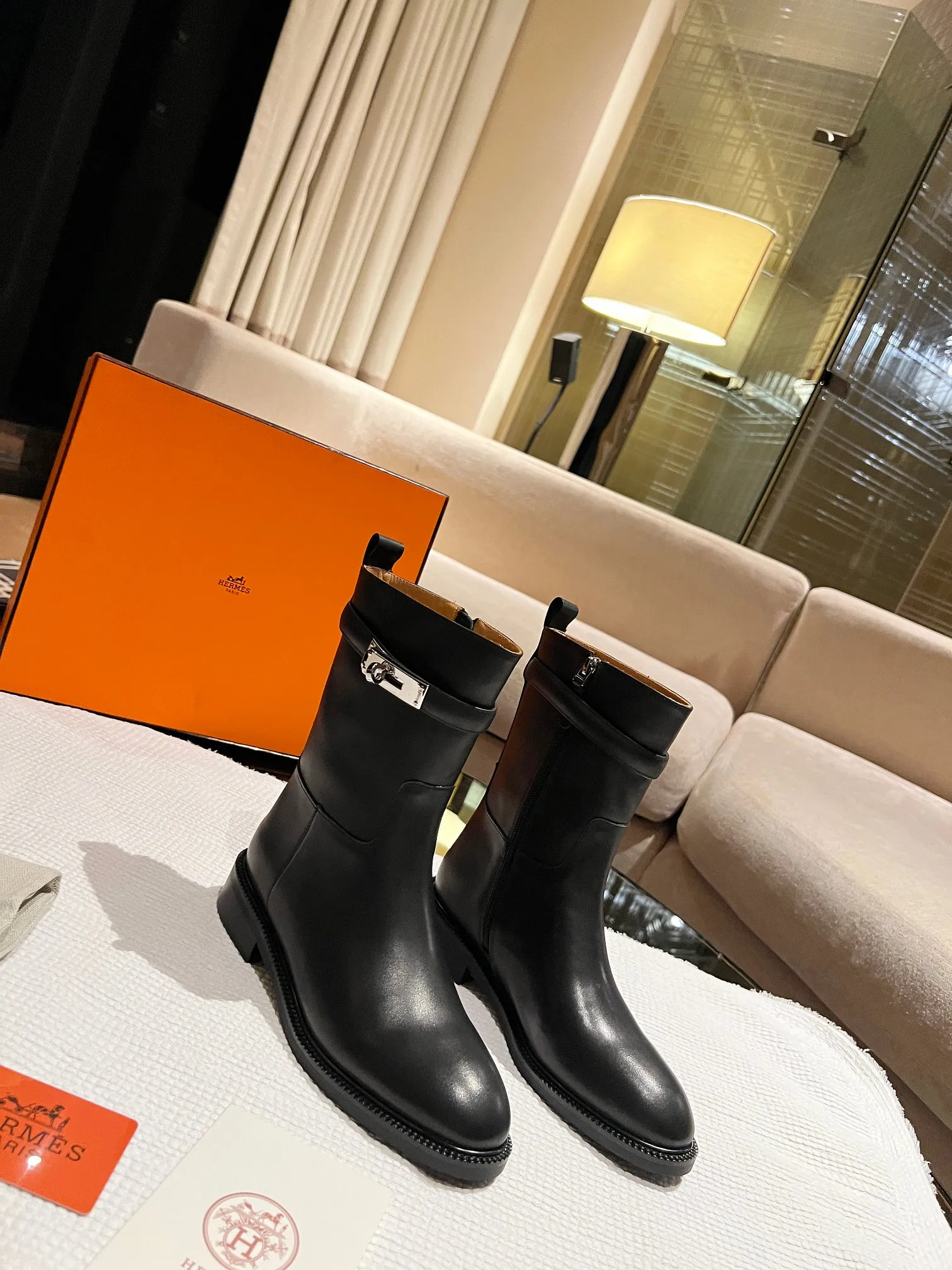 👟👟Ex-factory price 640👟👟 Top version Purchase the original 3D three-dimensional last leg craft boot shaft that does not deform in three dimensions H Home 2025 autumn and winter new HERMES Hermès classic long boots, naturally have unique craftsmanship and quality. The leather of this boot is all imported and customized, and the inner material is also imported custom cowhide. It is easy to wear, comfortable and looks good in everything. It is a must-have autumn and winter style, and the style lasts forever. It is a knight boot that will never go out of style no matter how you wear it. Upper: Imported original calfskin Lining: Imported cowhide lining Size: Female 35-39 (40 41 non-returnable and non-exchangeable)